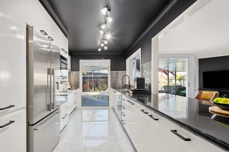 Luxury Waterfront Living in Sought-After Newport CONTACT JULIE SYKES 0438 050 110 - Photo 5