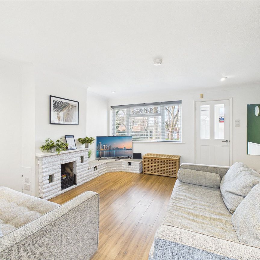 3 bedroom House in Buttermer Close, Farnham - Photo 1