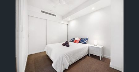 FULLY FURNISHED modern two bedroom apartment with stunning harbour view and resort facilities (Flexible lease term from 3 month) - Photo 3