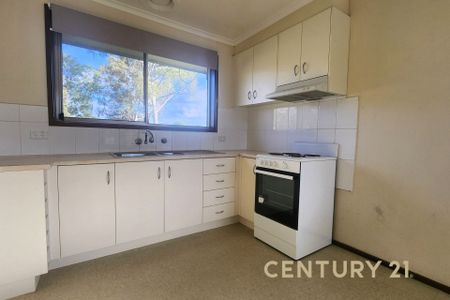 Neat, Bright & Convenient Living in Dandenong North - Photo 4