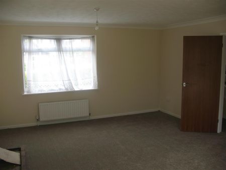 4 Bed House - Detached - Photo 2