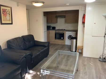 3 bedroom flat to rent - Photo 2