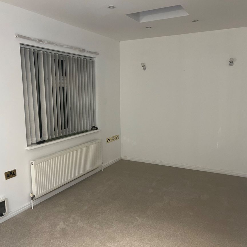 3 Bed Semi-Detached House, Coppetts Close, N12 - Photo 1