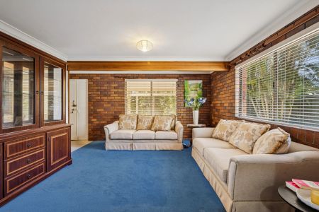 Sprawling family home in a perfect Village position - Photo 3