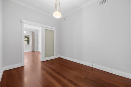 Charming Inglewood Classic - Photo 4