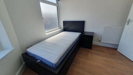 1 bedroom in a house share to rent - Photo 2