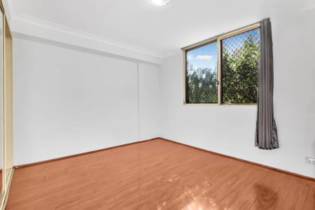 Discover effortless riverside living in this bright and spacious 2‑bedroom ground‑floor apartment - Photo 2