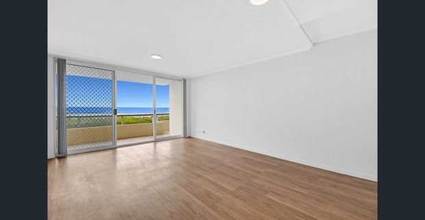 Absolute Beachfront Apartment in a Sought-after Location - Unfurnished - Photo 1