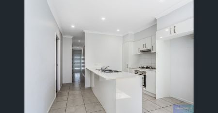 Stylish Family Sanctuary with Modern Comforts – A Must-See in Park Ridge! - Photo 2