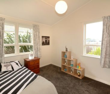 Lovely on Lock St - Photo 4