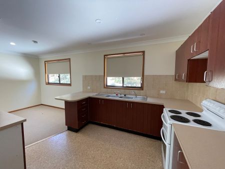 Three Bedroom Family Home - Photo 3