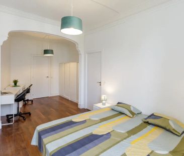 Room in a shared 16-bedroom apartment for rent in Sant Antoni, bills included - Photo 2
