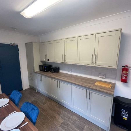 Outstanding house share! - Woodbridge Road Bedroom 1 - Photo 3