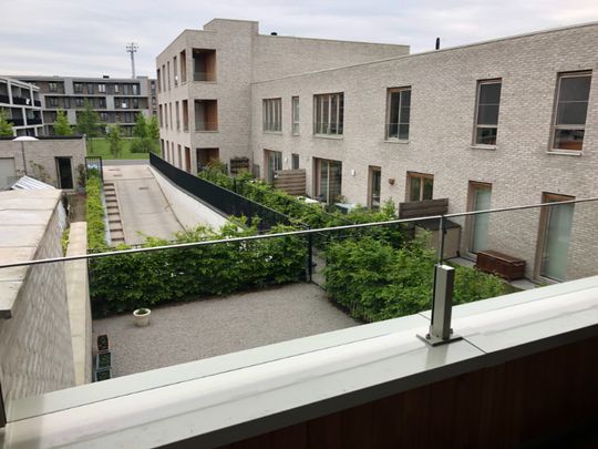 Uitstekend gelegen 2-slaapkamerappartement met ruim terras en ondergrondse autostaanplaats! - Photo 1