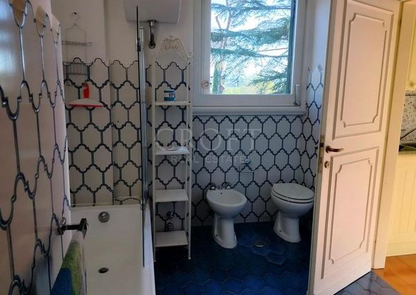 Ardeatina-Divino Amore: Quiet, charming rustic villa, big and well-curated garden, 3 beds, 1 study, 3 baths, living room, kitchen, with terraces , AC and parking space. Ref 2322