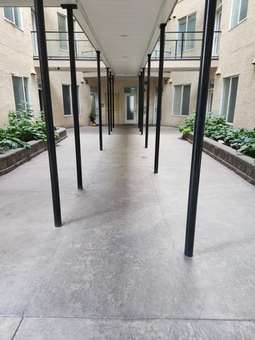 Spacious 2 Bedroom, 2 Bathroom Condo - Photo 4