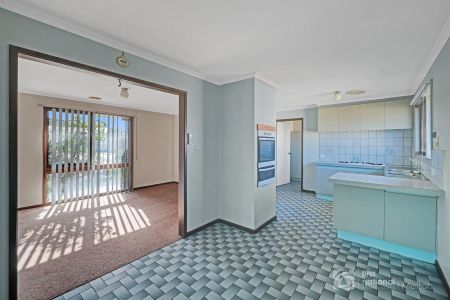 Beautifully Presented Family Home in Prime Melton West Location! - Photo 4