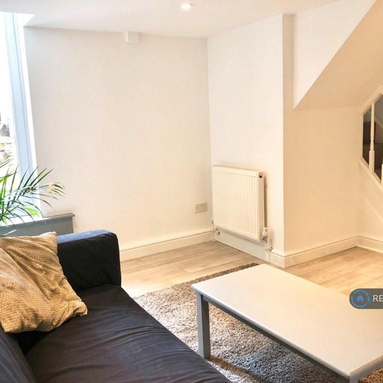 3 bedroom flat to rent - Photo 1