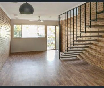 HAPPY DAYS ON FLOWERS AVENUE! - Photo 2