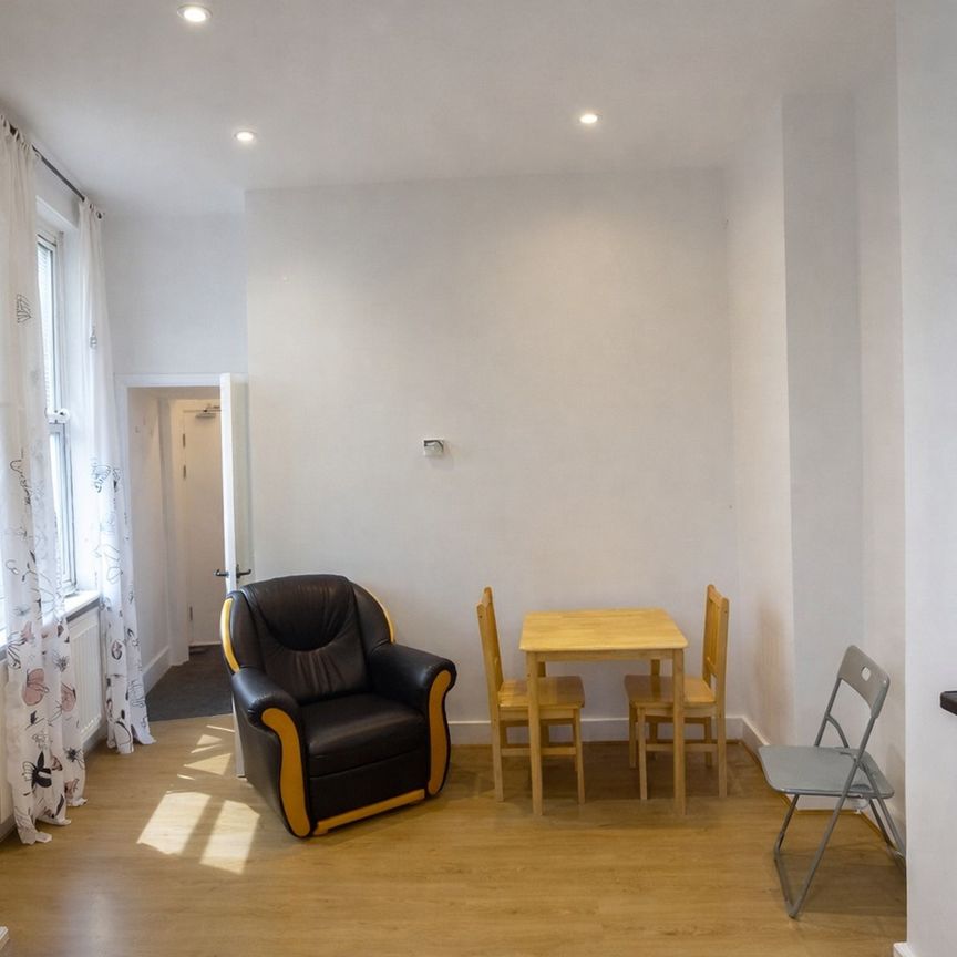 1 Bed Flat, Camden Hill Road, SE19 - Photo 1