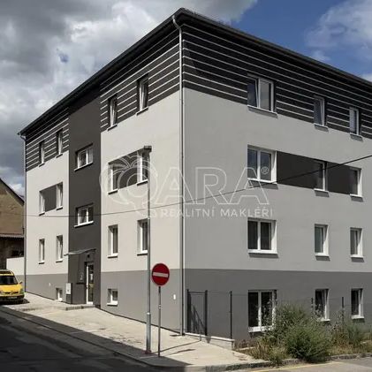 Pronájem moderního bytu 1+kk s předzahrádkou a parkovacím místem v Hořovicích - Photo 1