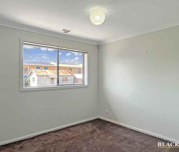 Spacious & Stylish Townhouse Living in Prime Queanbeyan East Location - Photo 4