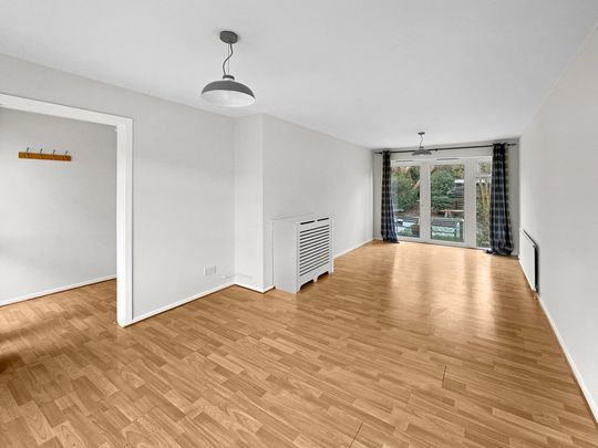 A three bedroom mid-terrace house with a private garden and a garage included, situated just off Histon Road and a short cycle to the city centre. Available to let now. - Photo 1