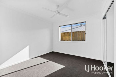 Modern Family Living in Jimboomba - Photo 2