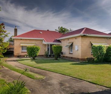 Lovely 2 Bedroom Family Home Available for 6 Months Lease - Photo 2