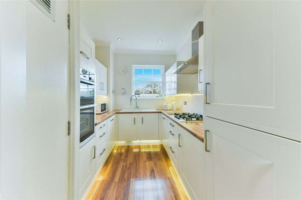 Superbly presented 2 double bedroom apartment to rent in this prestigious period conversion. - Photo 1