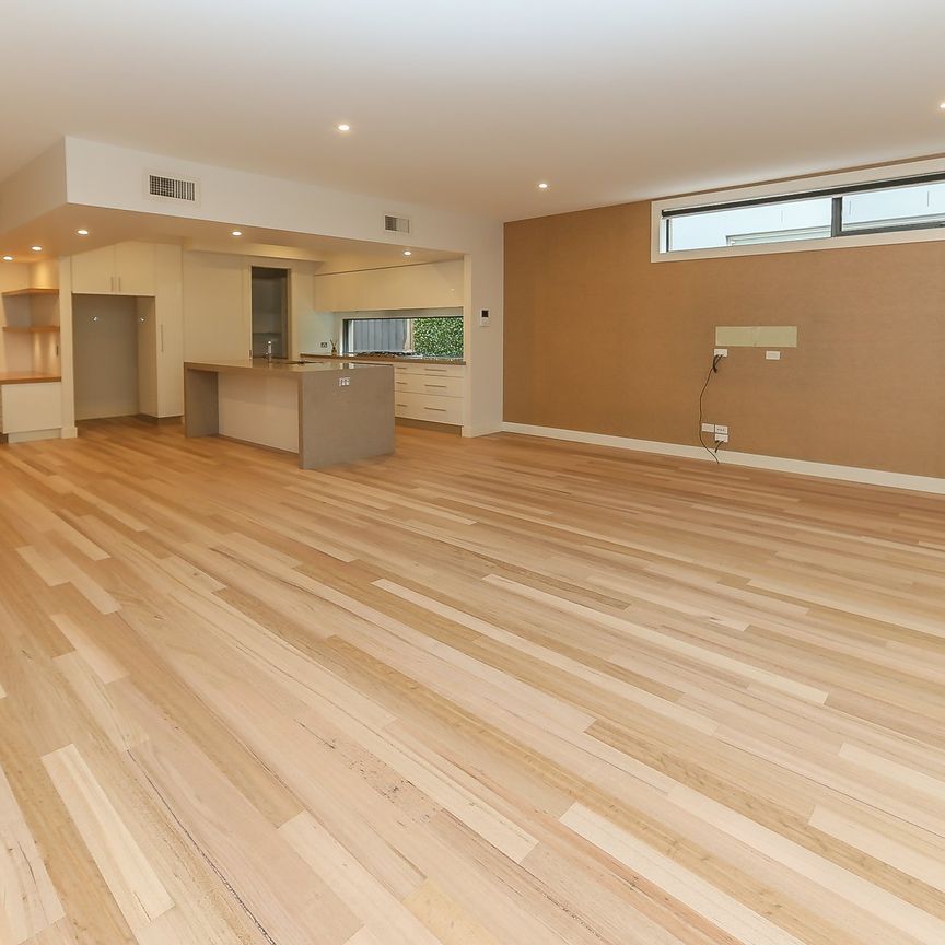 Large Town House with City views - Photo 1