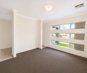 Beautiful modern family home | 4 x 2 Lots of space, Reverse A/C - Photo 1