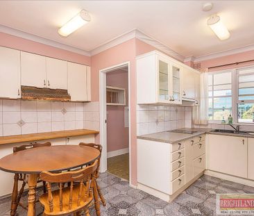 Renovated spacious top floor unit - Photo 3