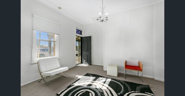 Clean oversized one bedroom, plus study! - Photo 1