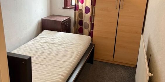 Room in a Shared House, Byron Avenue, E12 - Photo 3