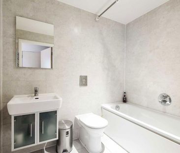 3 bedroom flat to rent - Photo 3