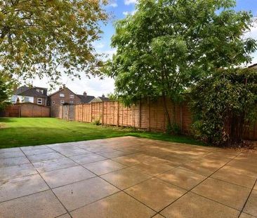 Hevers Avenue, Horley, RH6 - Photo 2