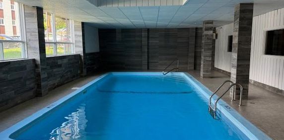 COQUET 2 1/2 rénové - Immeuble béton, gym et piscines - À VOIR - Photo 2