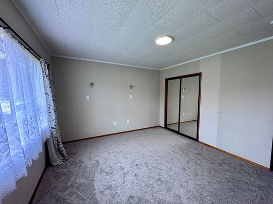 Sunny & Tidy 3 bedroom home in desirable area - Photo 1