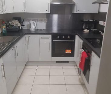 1 bedroom in a house share to rent - Photo 2