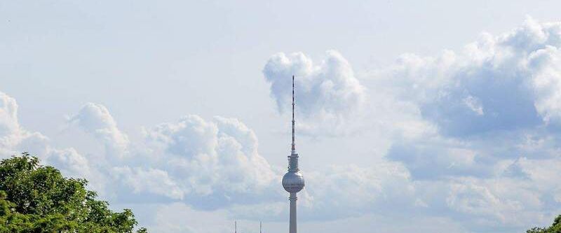 Urbaner Luxus pur: Dachterrasse mit Panoramablick auf den Fernsehturm inklusive! - Foto 1