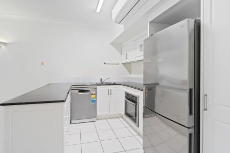 Convenient unfurnished Esplanade apartment. - Photo 5