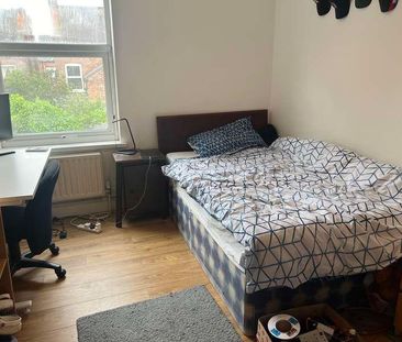 Arthur Avenue: Bed Student House, NG7 - Photo 2