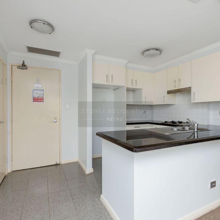 Spacious One Bedroom Apartment Plus Study & Parking - Maestri Towers - Photo 1