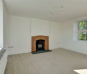 Newly refurbished three bedroom farmhouse - Photo 2