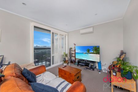 Sunny Apartment 170m from Dixon Park Beach - Photo 3