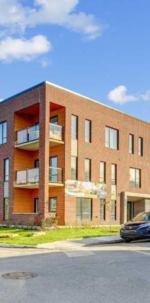 Le St-Louis: 3 1/2; 4 1/2; 5 1/2 Logement luxueux! Cour / jardin intérieur. Hydro et Internet Inclus ! Libre maintenant ! - Photo 1