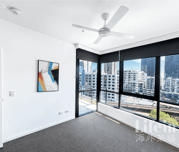Modern One-Bedroom Apartment with Balcony in South Brisbane - Photo 3