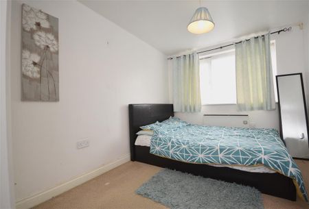 2 bedroom flat - Photo 3