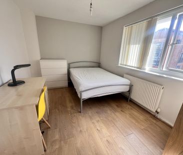 1 bedroom in a house share to rent - Photo 2